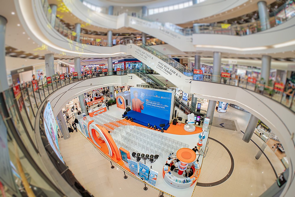 “Trạm trải nghiệm mở” của Cocolux kết hợp với La Roche-Posay tại sảnh trung tâm, Aeon Mall Long Biên