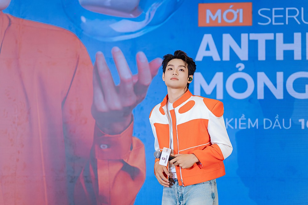 Buitruonglinh khuấy động sân khấu với 3 ca khúc gắn liền với tên tuổi