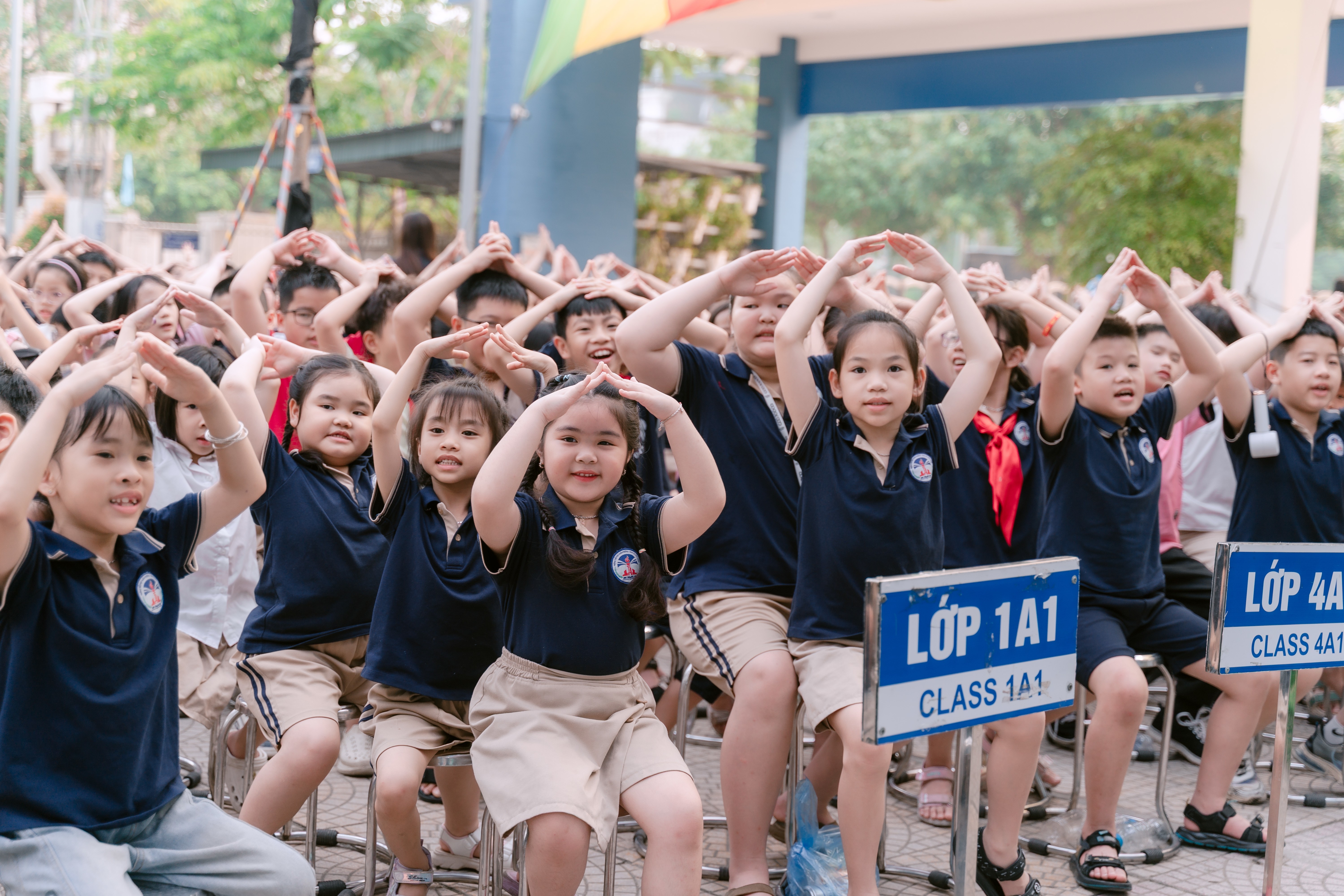 Học sinh hào hứng tham gia tương tác trong Ngày hội Sống khỏe Sống xanh tại trường Tiểu học Xuân Phương (P. Xuân Phương)