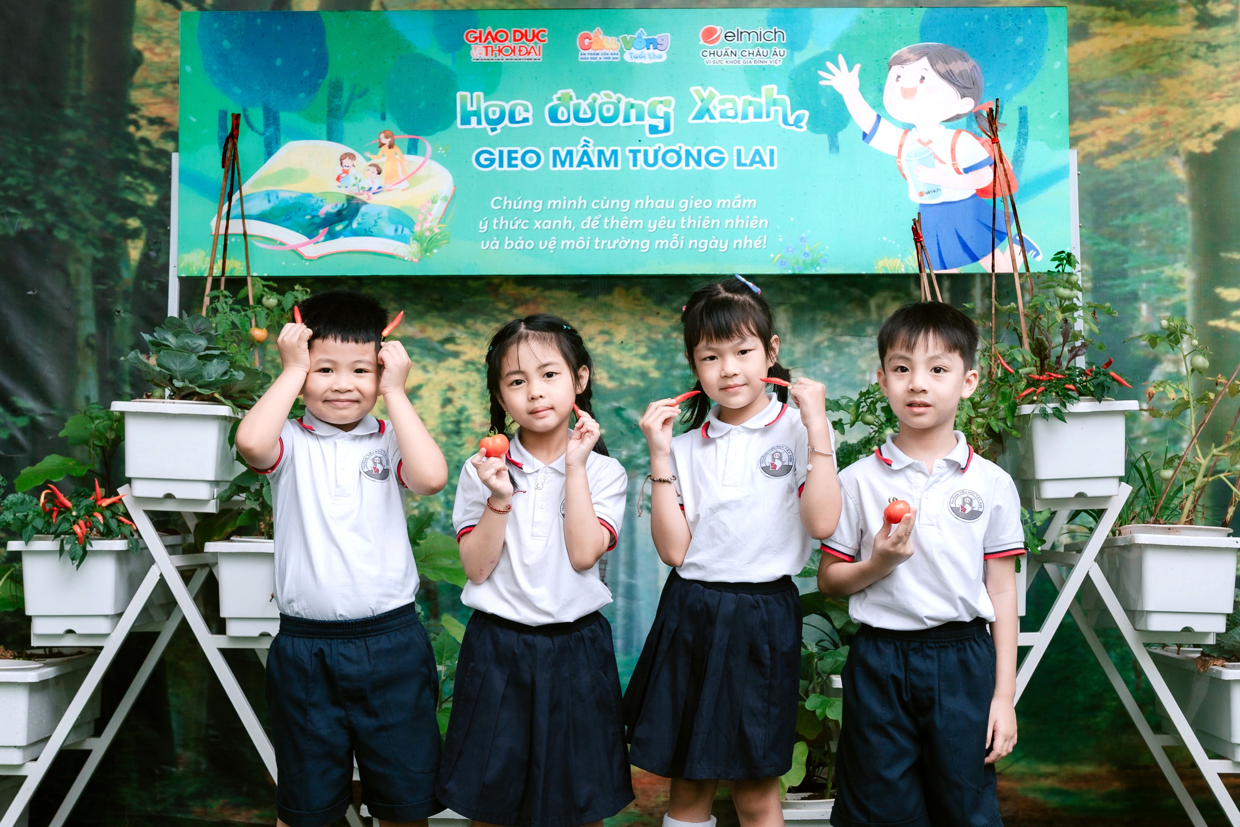 Học sinh trường Tiểu học Tây Sơn (P. Hai Bà Trưng) hào hứng khoe thành quả thu hoạch từ vườn ươm.