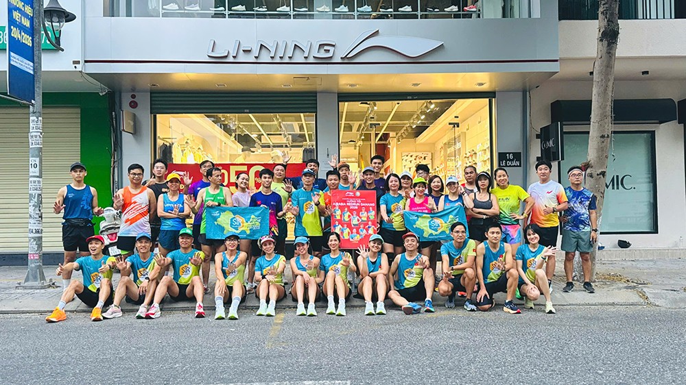 CLB Sơn Trà Runners ghé thăm cửa hàng Li-Ning tại số 16 Lê Duẩn, thành phố Đà Nẵng trong khuôn khổ giải chạy