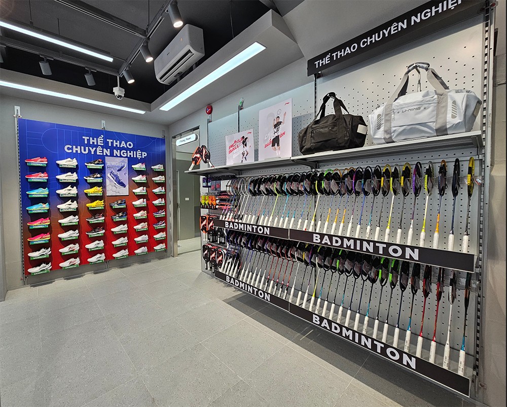 Cửa hàng Li-Ning Đà Nẵng đáp ứng nhu cầu mua sắm của người chơi thể thao tại địa phương, bao gồm chạy bộ, cầu lông, pickleball,..