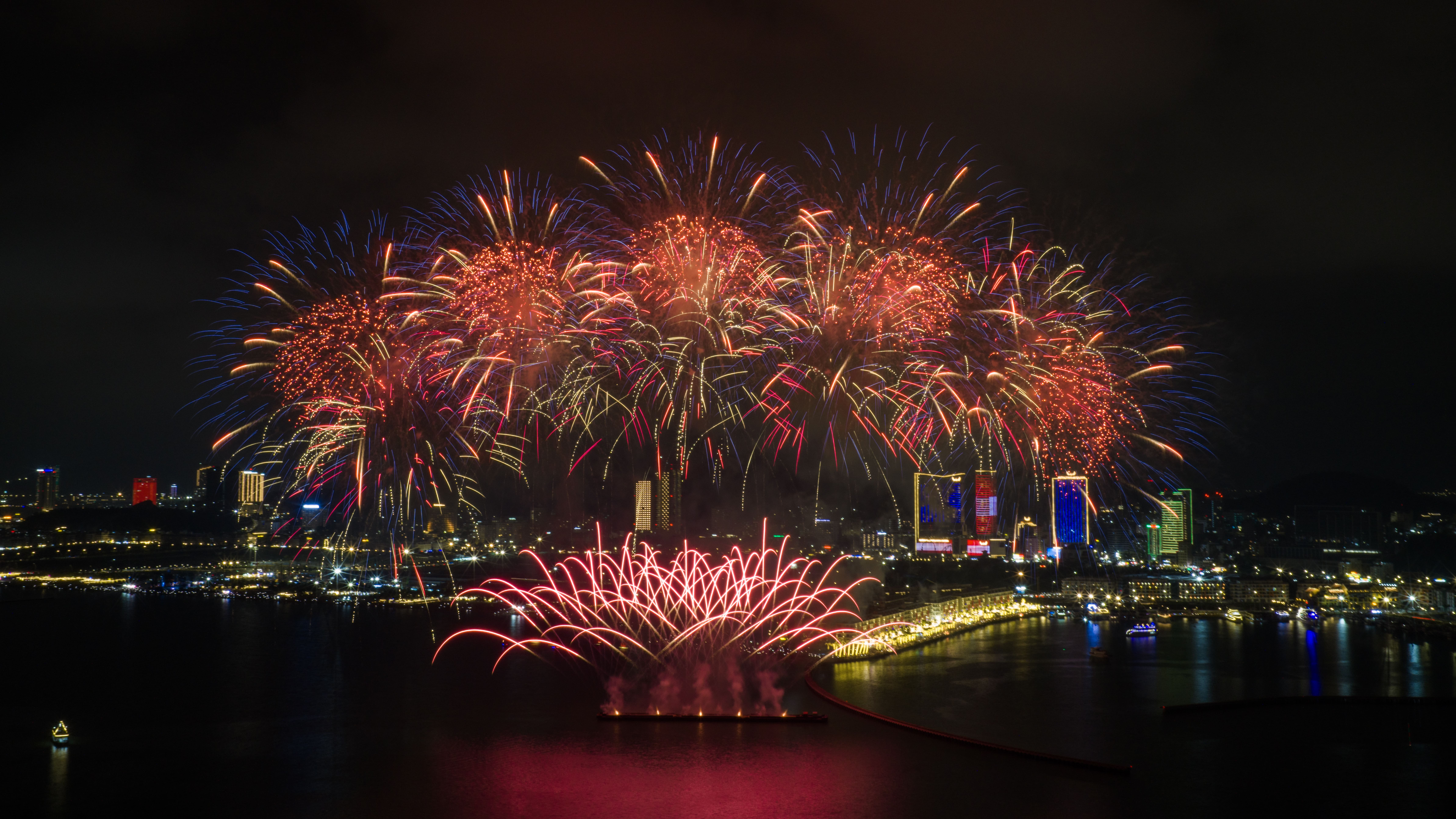 Tâm điểm của VUI-Fest là màn pháo hoa nghệ thuật lúc 21h30 mỗi ngày, kéo dài khoảng 15 phút. Ảnh: Sun Group