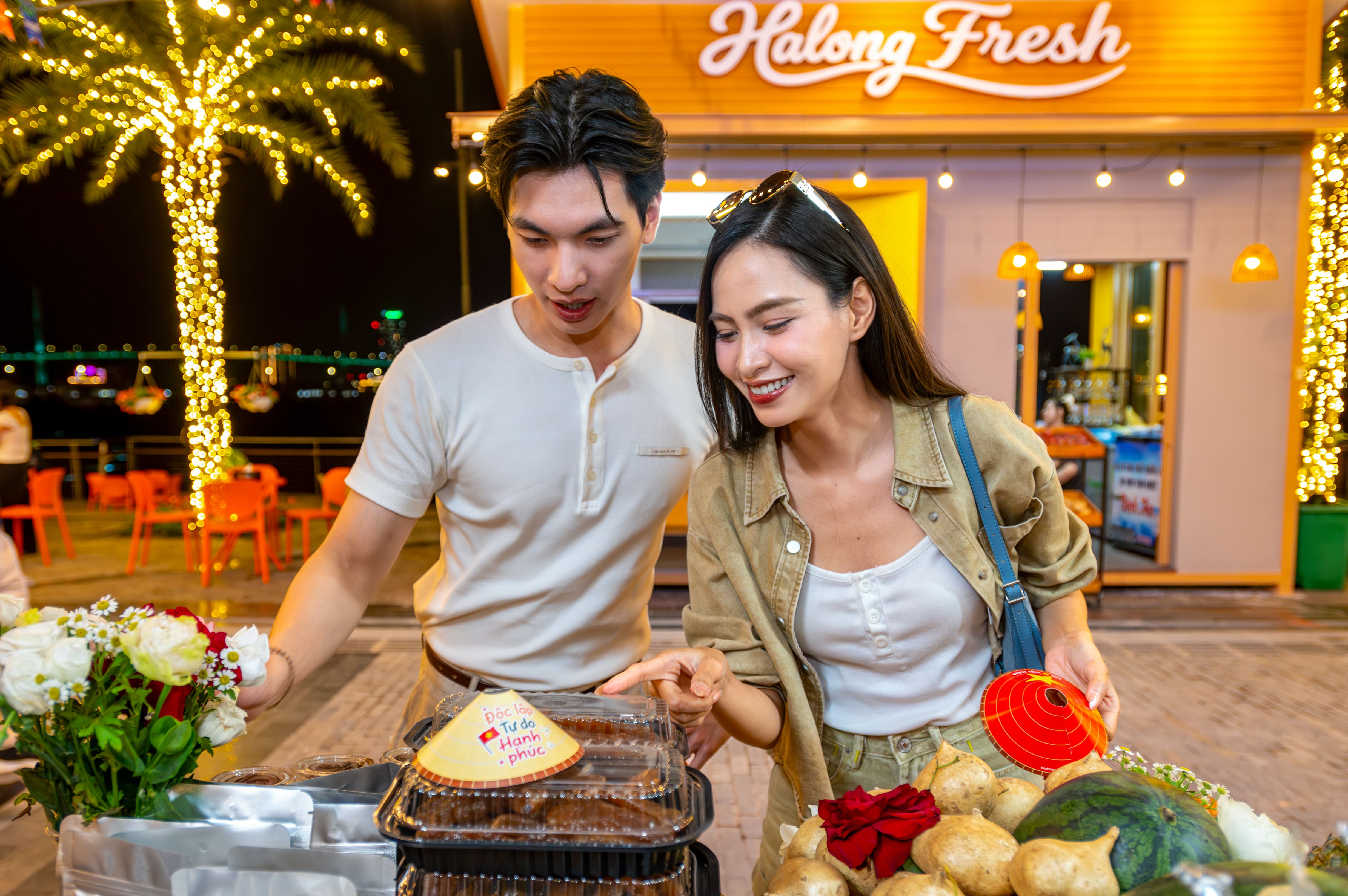 Du khách có thể thưởng thức hàng trăm món ngon đặc sản địa phương và các vùng lân cận ở chợ đêm VUI-Fest Ha Long. Ảnh: Sun Group