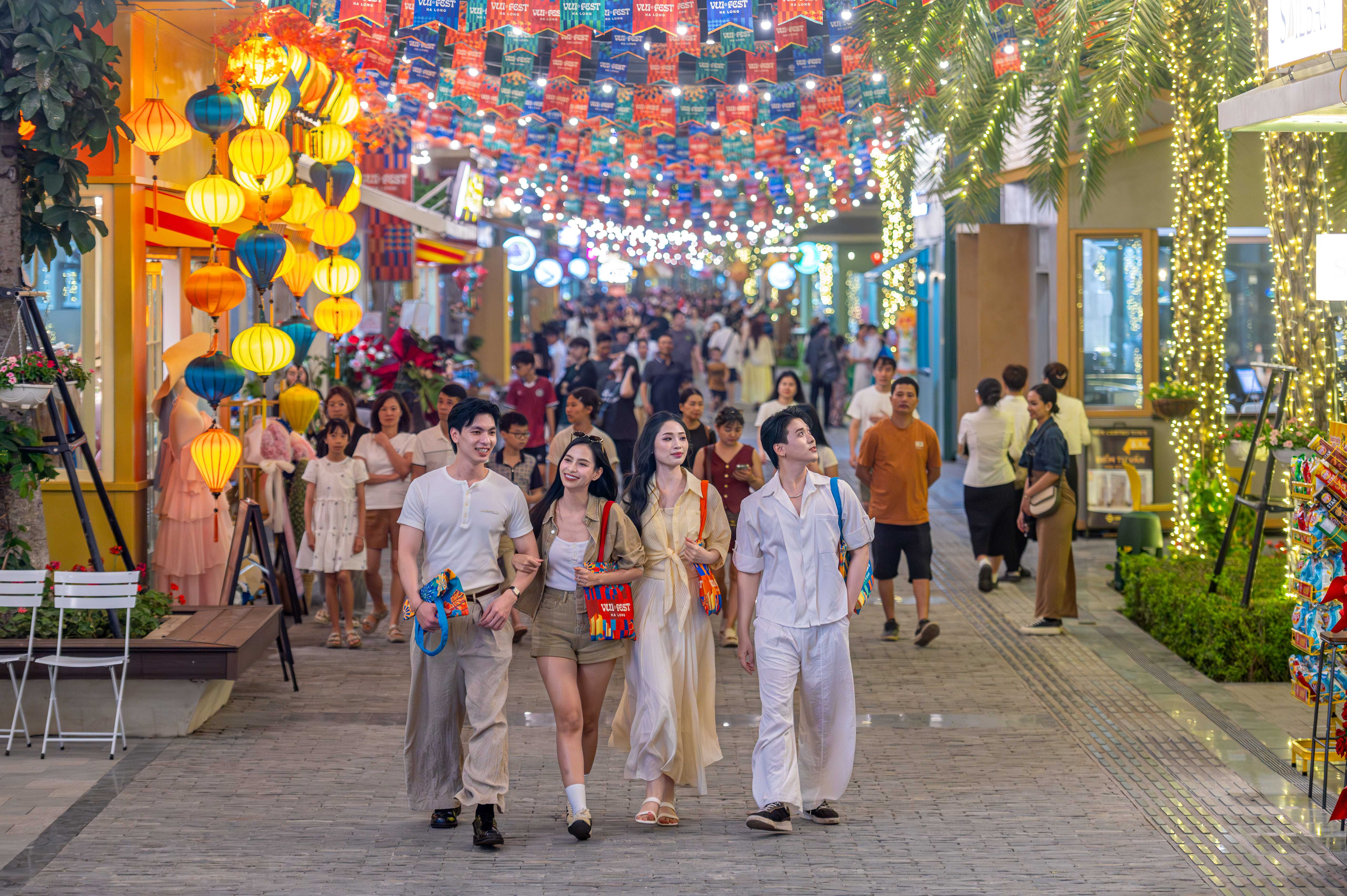 Chợ đêm VUI-Fest Ha Long thu hút hàng vạn lượt khách mỗi ngày tới tham quan, mua sắm. Ảnh: Sun Group
