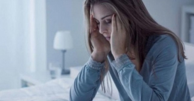 Thức dậy đau đầu sau khi ngủ máy lạnh, nguyên nhân từ đâu?