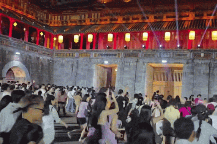 Khi điểm đến 'nghẹt thở' vì khách du lịch