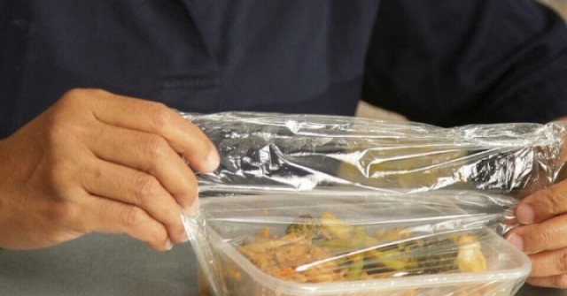 Ba sai lầm khi đựng đồ ăn nóng khiến cơ thể nhiễm độc nhựa