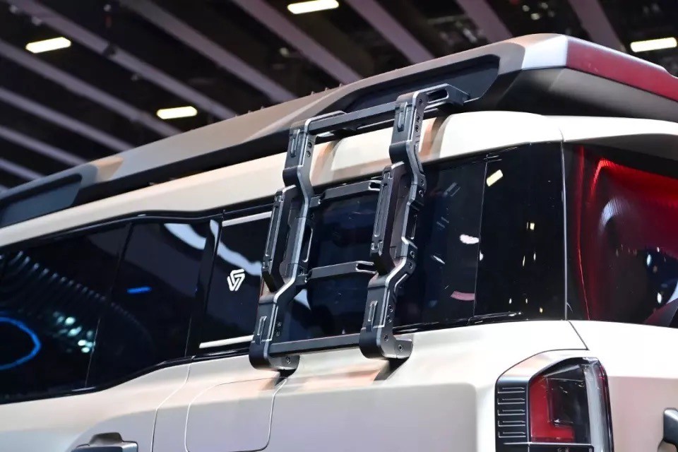 Phụ kiện kèm them trên mẫu xe SUV Hongqi.