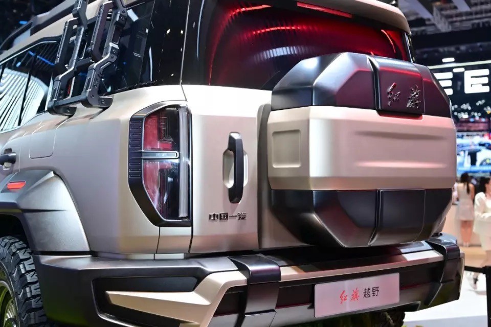 Vòm bánh lớn và bánh dự phòng phía sau.