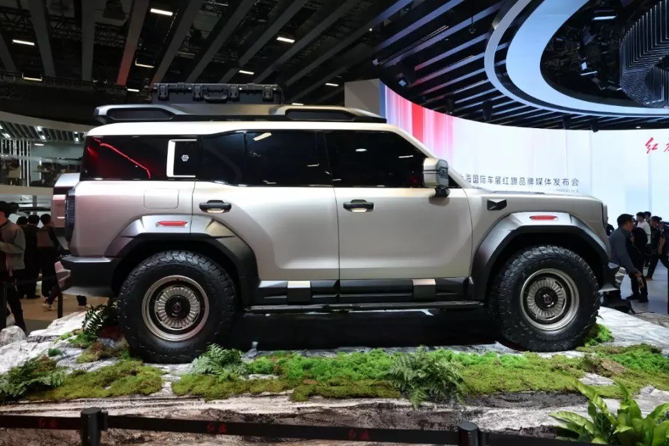 Xe có chiều dài hơn 5 mét, mang đến dáng vẻ bề thế và mạnh mẽ.