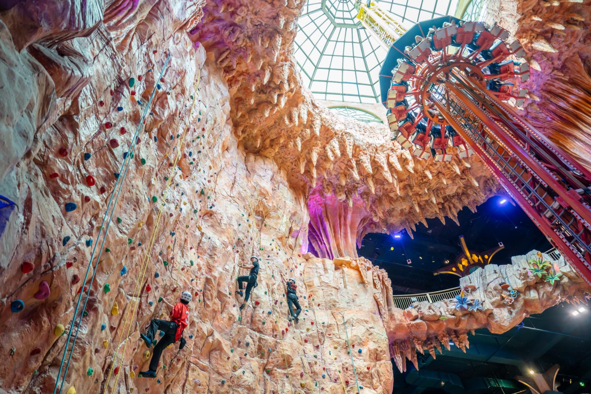 Thử thách leo núi tại Fantasy Park – công viên giải trí trong nhà lớn nhất Việt Nam.