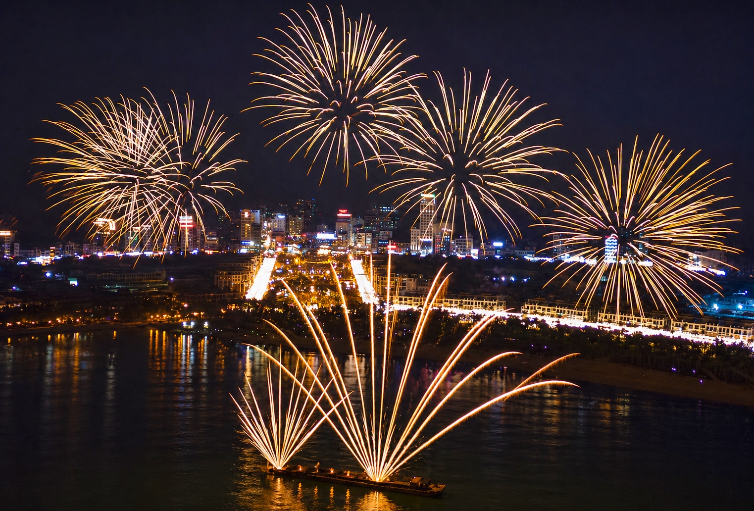 Pháo hoa rực sáng vịnh trung tâm Cát Bà trong mùa lễ hội.