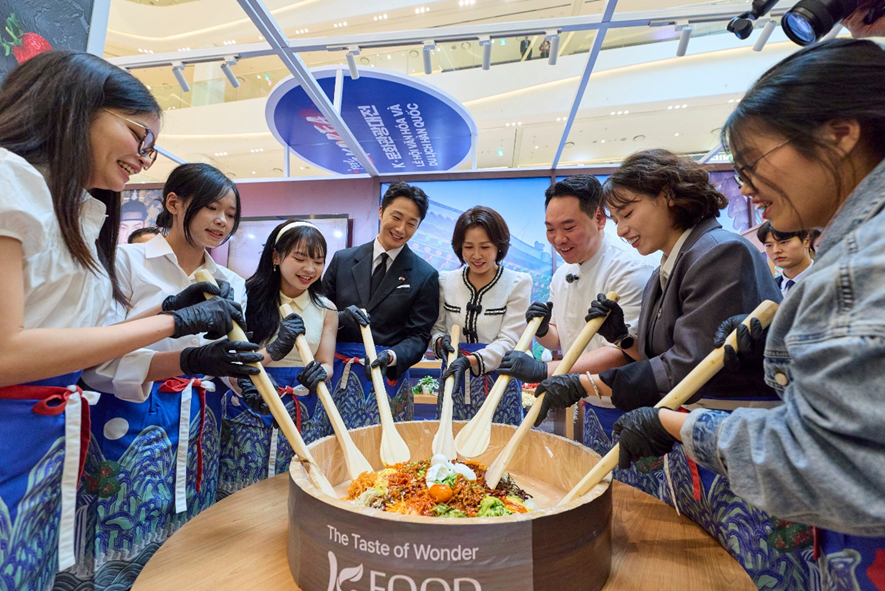 Đệ nhất phu nhân Hàn Quốc Kim Hye Kyung và diễn viên Jung Il Woo tham gia trải nghiệm cùng khách hàng tại sự kiện.