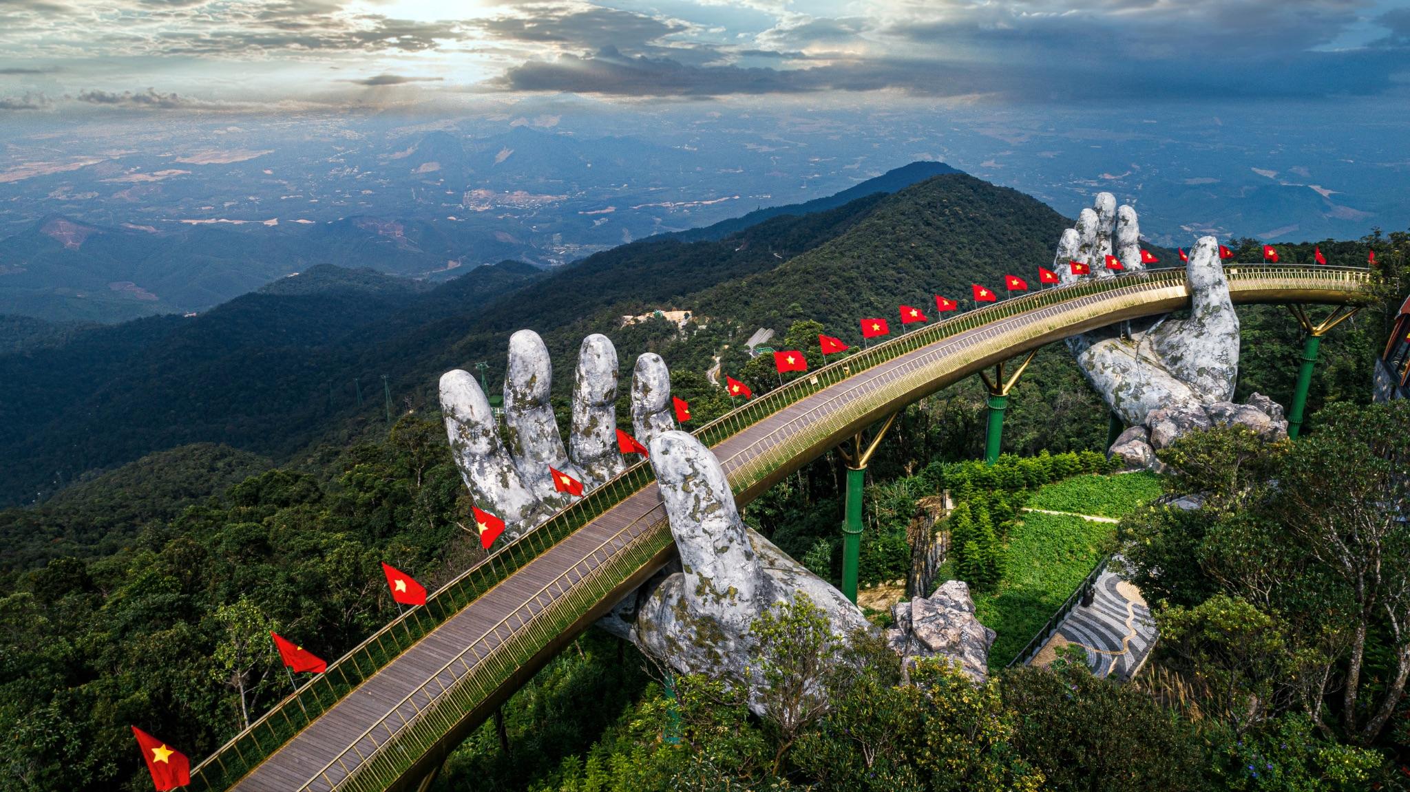 Cầu Vàng khoác lên mình diện mạo rực rỡ với sắc đỏ cờ Tổ quốc.