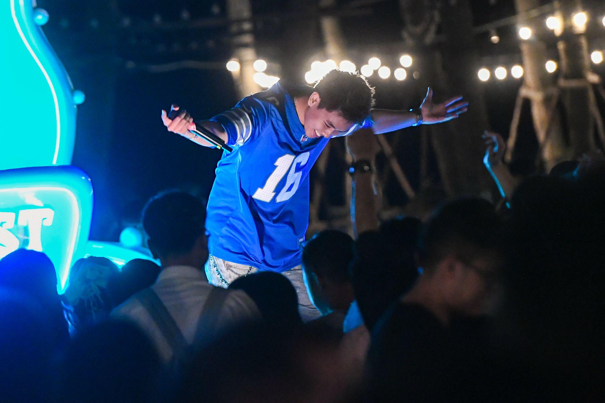 Trình diễn DJ và nghệ thuật đường phố khuấy động không khí lễ hội tại VUI-Fest Cát Bà từ hoàng hôn đến đêm muộn.