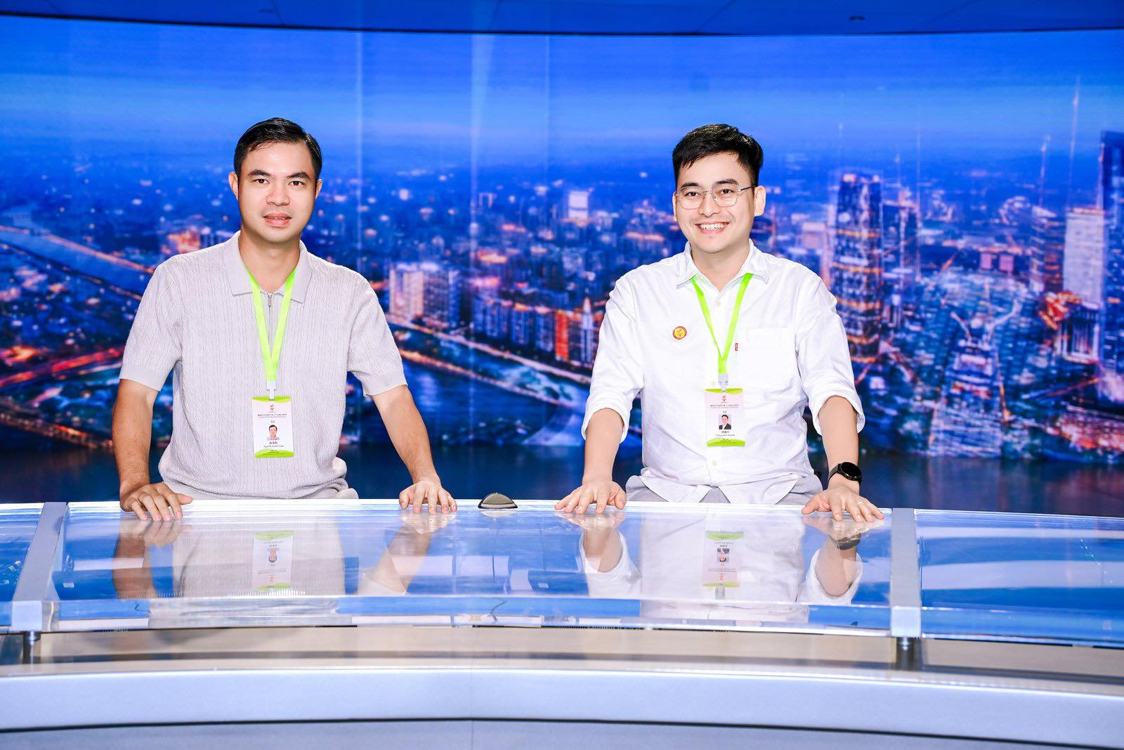 CEO Đức Khanh (bên phải) trong chương trình “Hành trình đỏ - nghiên cứu, học tập” tại Trung Quốc. Ảnh NVCC