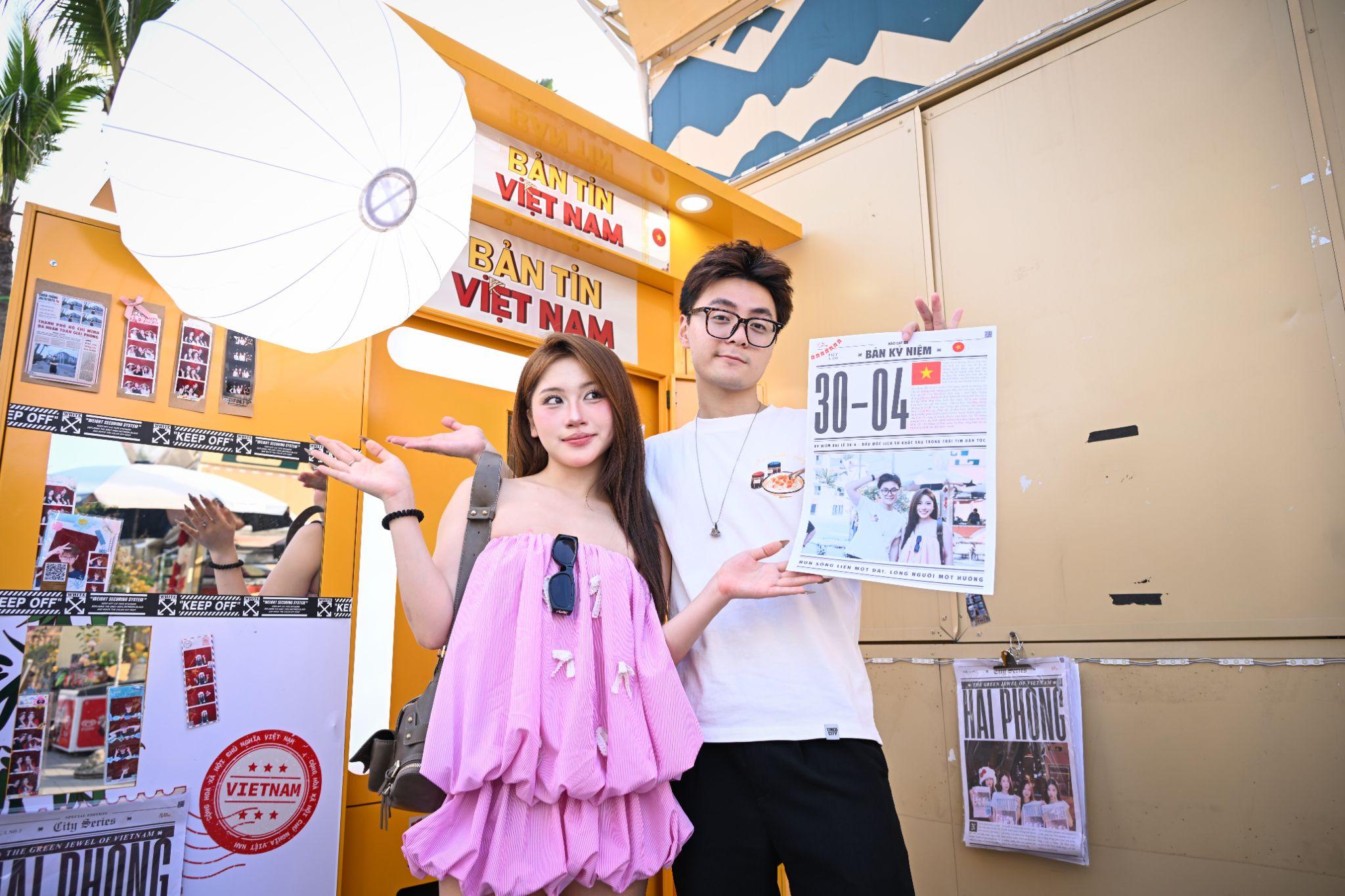 Photobooth cờ đỏ sao vàng&nbsp;đậm tinh thần yêu nước thu hút các bạn trẻ check in dịp 30/4 - 1/5