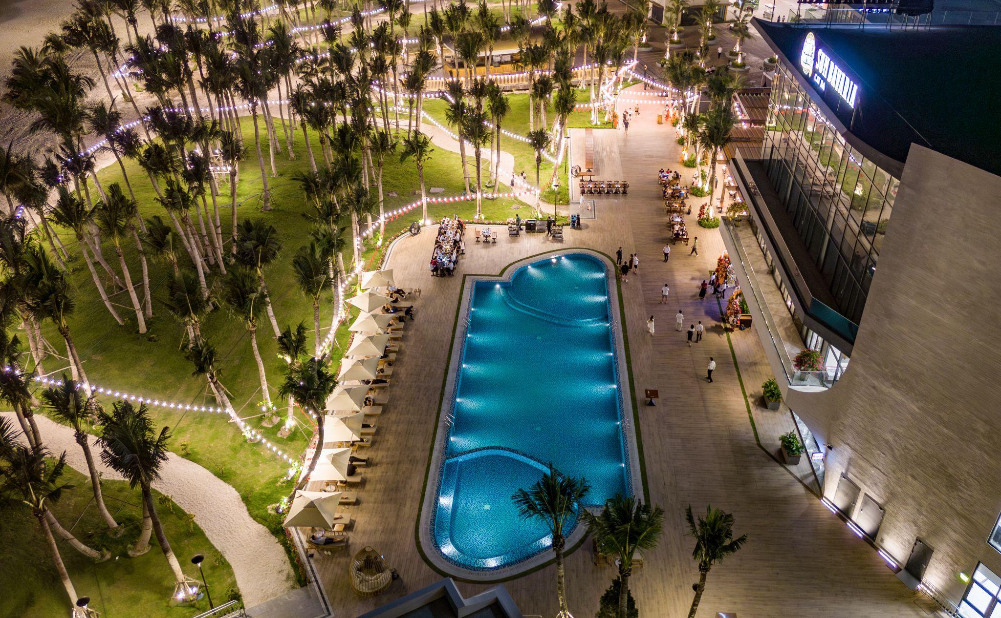 Không gian mở hướng biển với hồ bơi, bãi biển riêng tạo nên sức hút cho Sun Bavaria Cat Ba.