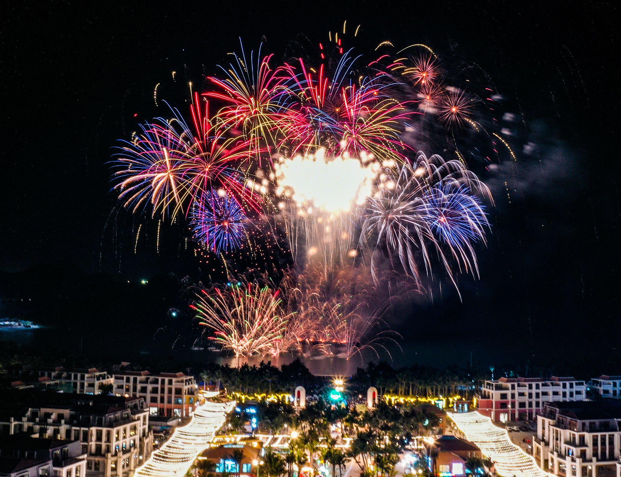View ngắm trọn màn pháo hoa nghệ thuật rực rỡ từ Sun Bavaria Cat Ba.
