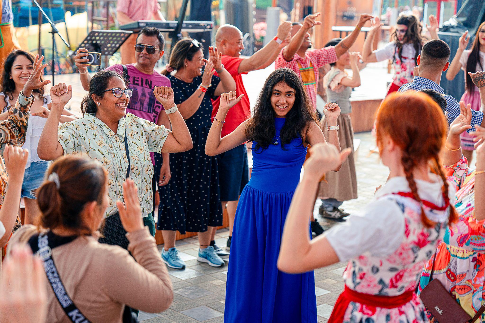 Du khách hào hứng hòa vào không khí lễ hội tưng bừng tại Bà Nà