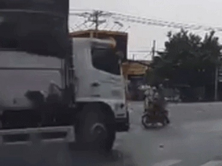 Ôtô tải hất văng loạt xe máy chờ đèn đỏ ở TP HCM