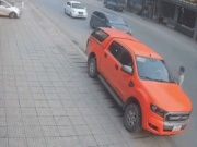 Vụ ô tô vượt phải đâm tài xế mở cửa xe đang đỗ: Ai sai?