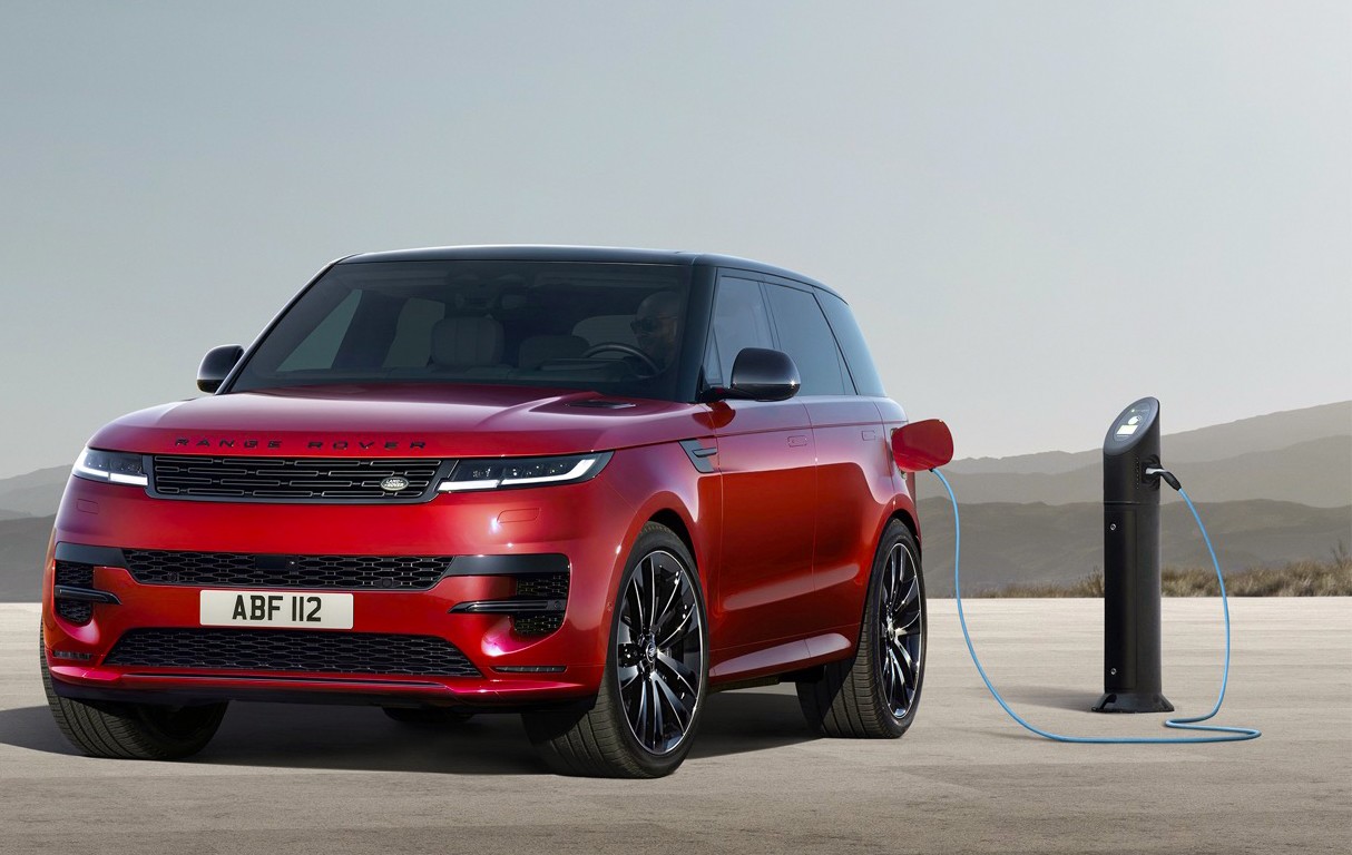 Động cơ xăng: Phiên bản P360, động cơ I6, dung tích 3.0L mild-hybrid (MHEV).