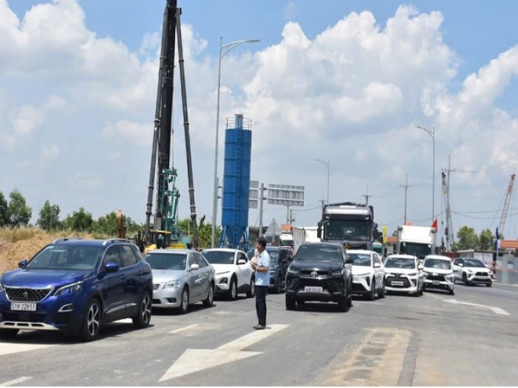 Ô tô xếp hàng dài chờ vào cao tốc Hậu Giang - Cà Mau
