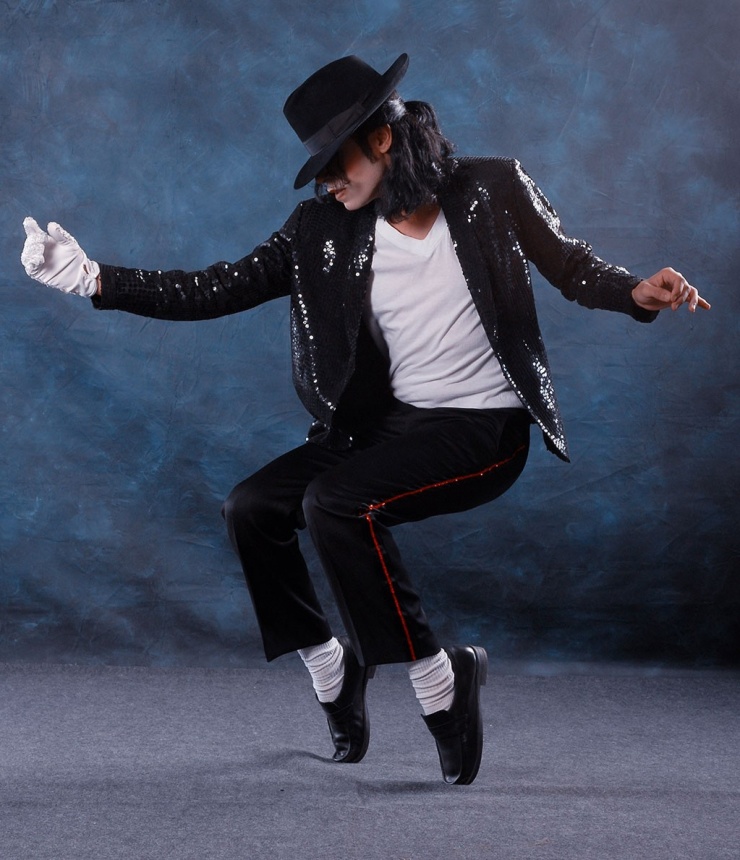 Hình ảnh Michael Jackson biểu diễn cùng găng tay trắng – khoảnh khắc định hình thẩm mỹ sân khấu pop hiện đại.