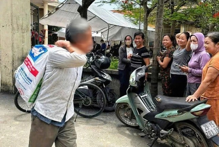 Người dân mang bao tải đựng tiền đền bù đất dự án Olympic