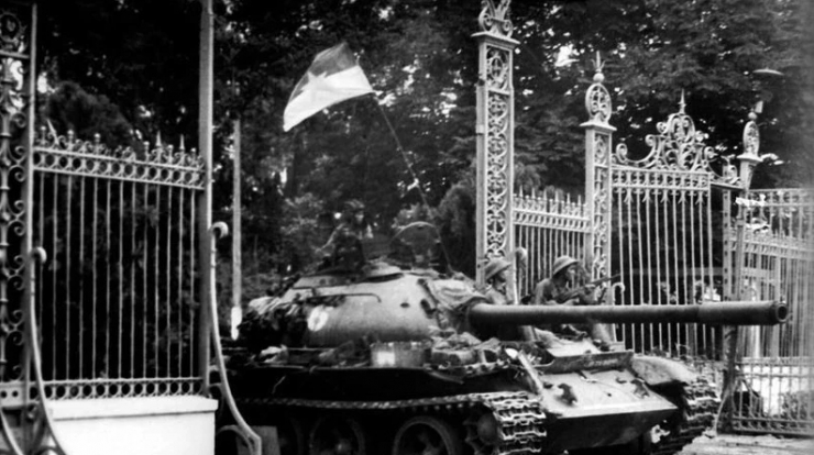 Xe tăng thuộc Lữ đoàn 203, Quân đoàn 2 tiến chiếm Dinh Độc Lập. Ảnh Tư liệu