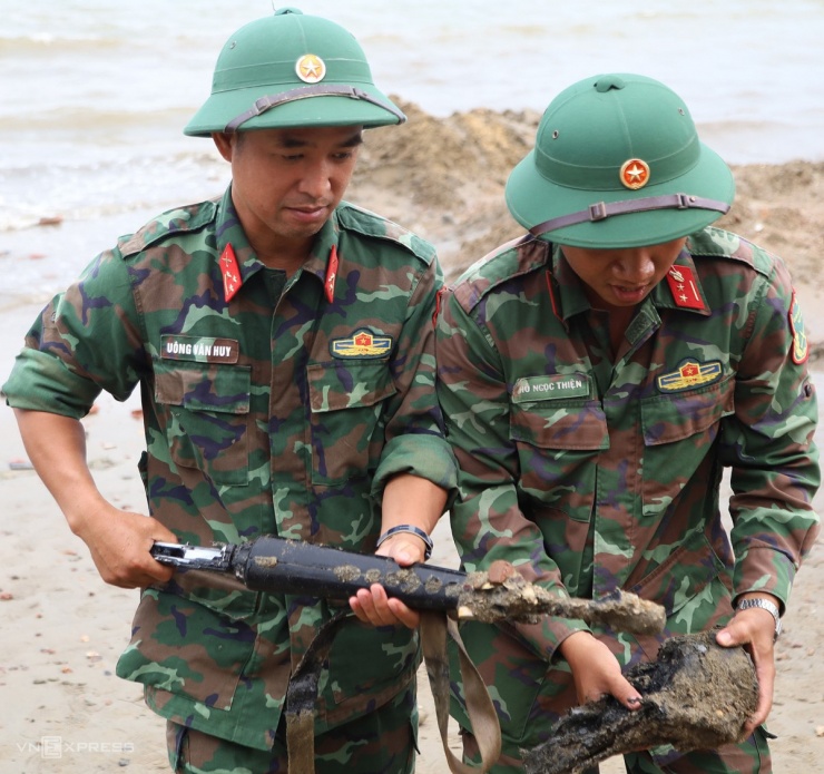 Những hiện vật, vũ khí trong xe tăng trục vớt ở biển Quy Nhơn - 2