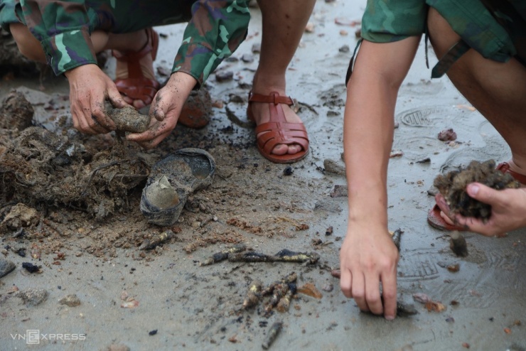 Những hiện vật, vũ khí trong xe tăng trục vớt ở biển Quy Nhơn - 3