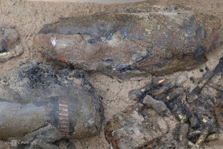 Những hiện vật, vũ khí trong xe tăng trục vớt ở biển Quy Nhơn - 5