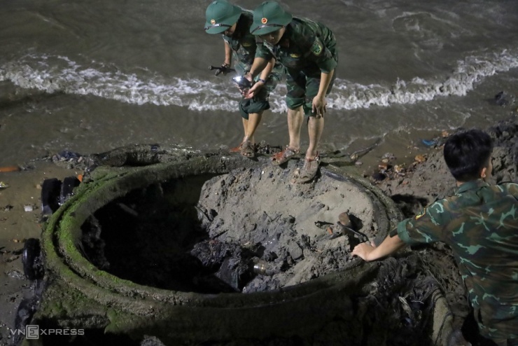 Những hiện vật, vũ khí trong xe tăng trục vớt ở biển Quy Nhơn - 8