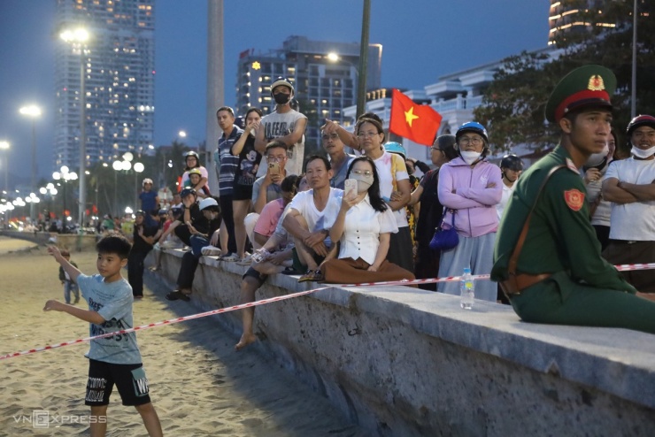 5 giờ trục vớt xe tăng ở bãi biển Quy Nhơn. Video: Trần Hoá - Việt Lâm