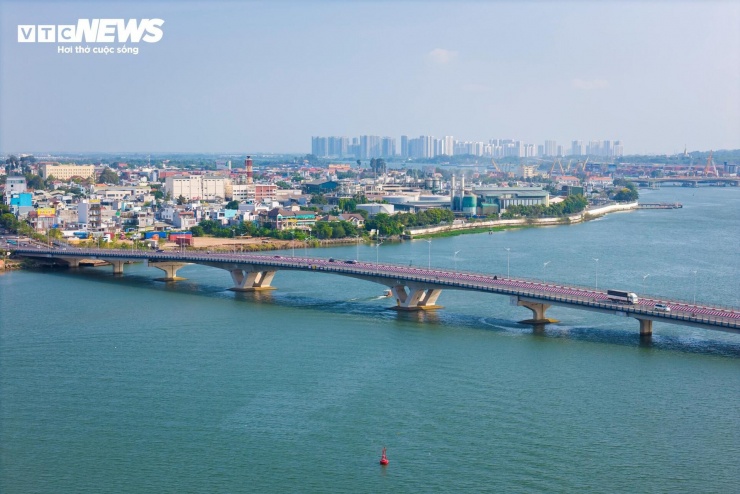 Sông Đồng Nai là dòng sông chính chảy qua và bao bọc một phần lớn địa phận thành phố Đồng Nai. (Ảnh: Lương Ý)