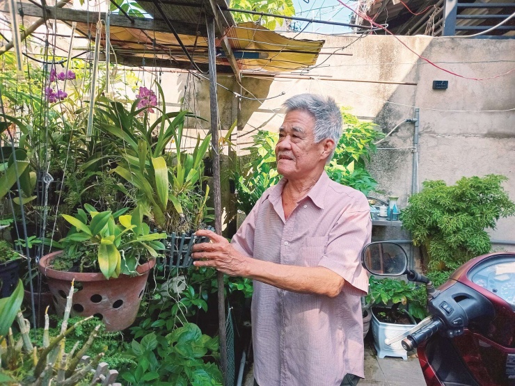 Ông Lê Hoàng Văn bình yên chăm sóc vườn cây tại nhà. Ảnh:&nbsp; H.V