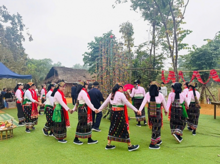 Nhiều nghi lễ truyền thống cũng được tái hiện như Lễ cúng thần rừng (Háu Đoong) của dân tộc Giáy - nghi lễ cầu mùa, bảo vệ rừng và nguồn nước... Ảnh: M.H