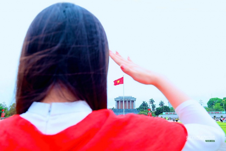 Khoảnh khắc hướng về Lăng Bác và lá cờ Tổ quốc, gợi cảm xúc tự hào trong những ngày tháng Tư lịch sử.