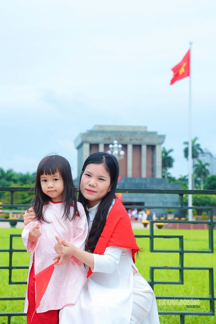 Chị Nguyễn Hân, 36 tuổi, ở phường Hoàn Kiếm, Hà Nội, cho biết gia đình chị thường dành thời gian đến khu vực Lăng Bác vào dịp 30/4. Những bức ảnh chụp lại không chỉ là kỷ niệm gia đình mà còn là cách để nhắc nhở con trẻ về lòng biết ơn các thế hệ cha ông.