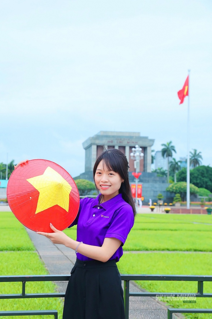 Nón lá mang sắc cờ Tổ quốc trở thành điểm nhấn trong bộ ảnh kỷ niệm dịp 30/4.