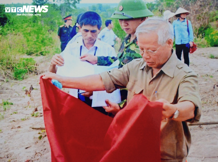 Thiếu tướng Nguyễn Ngọc Doanh trong một lần đi tìm hài cốt liệt sĩ. (Ảnh: NVCC)