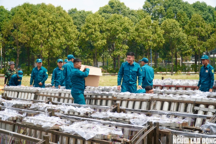 Cận cảnh trận địa pháo hoa tại phường Bình Dương trước giờ khai hỏa - 6