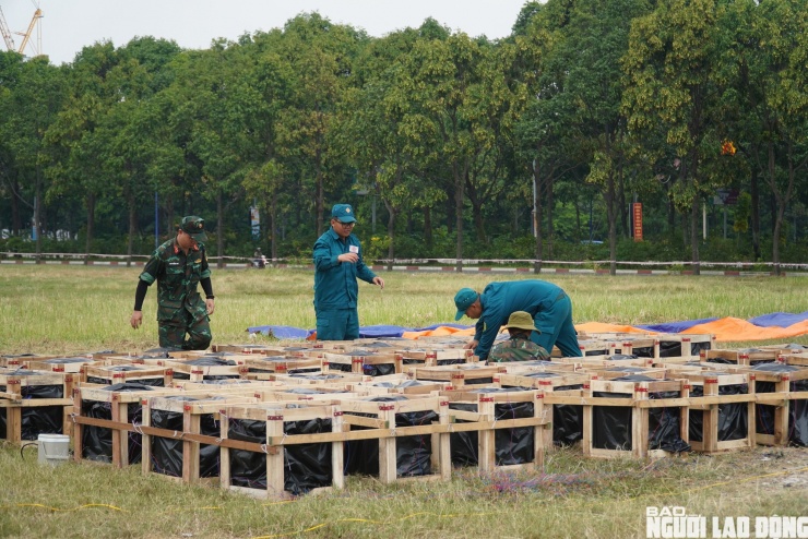 Cận cảnh trận địa pháo hoa tại phường Bình Dương trước giờ khai hỏa - 7