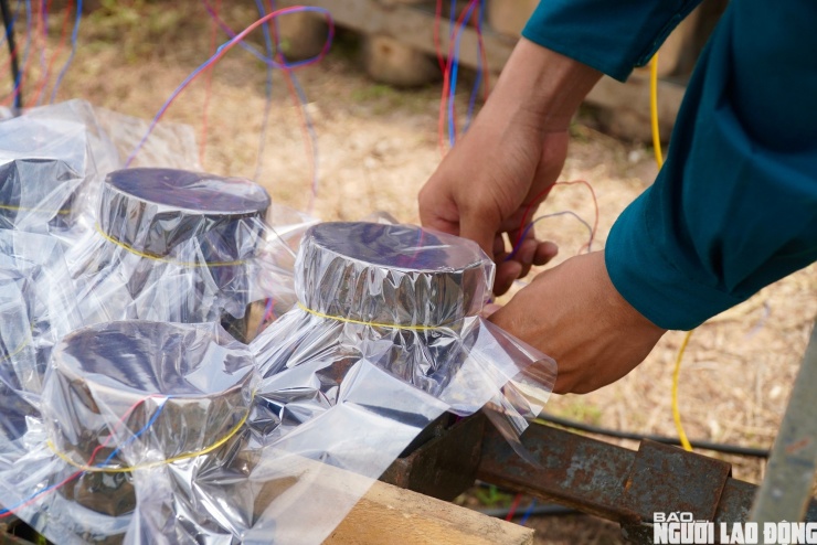 Cận cảnh trận địa pháo hoa tại phường Bình Dương trước giờ khai hỏa - 11