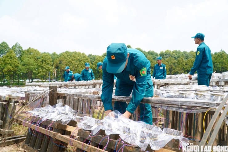 Cận cảnh trận địa pháo hoa tại phường Bình Dương trước giờ khai hỏa - 16