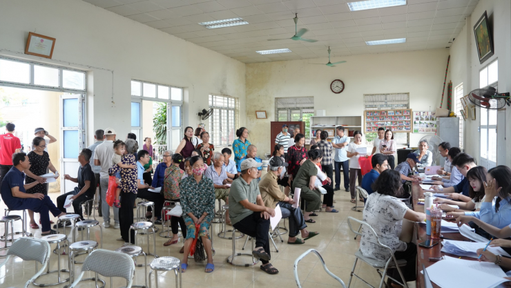 Người dân làm thủ tục tại nhà văn hóa thôn Động Giã. Ảnh: UBND xã Thanh Oai