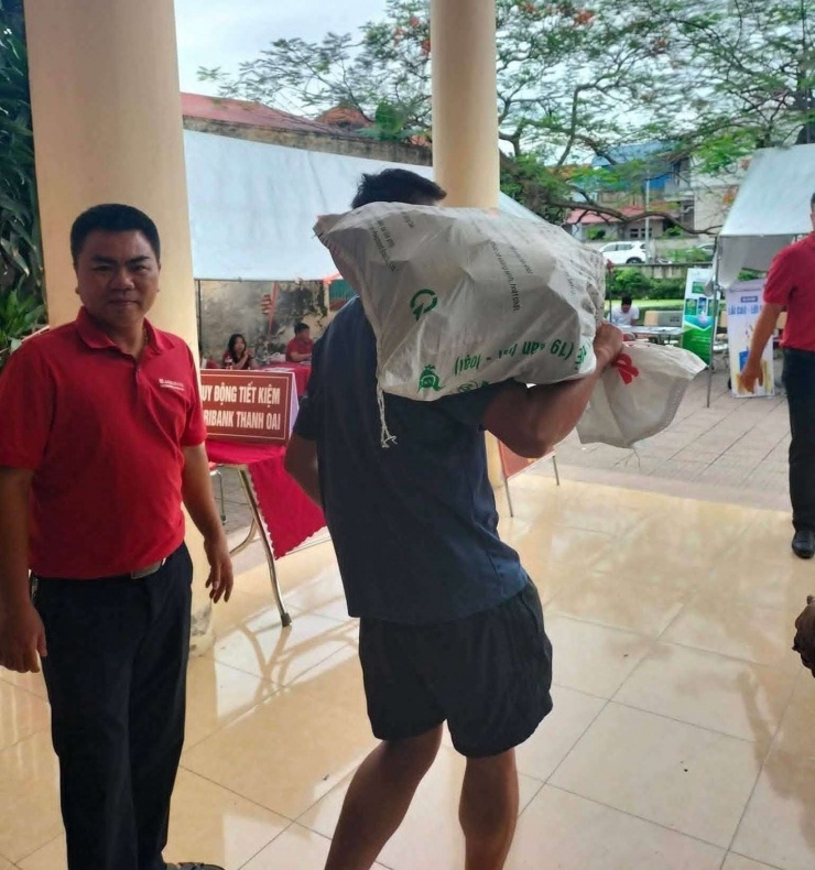 Một số người dân dùng bao tải đựng tiền đền bù. Ảnh: UBND xã Thanh Oai